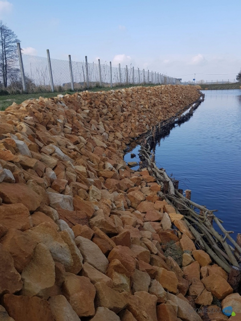 kamień na skarpie jeziora