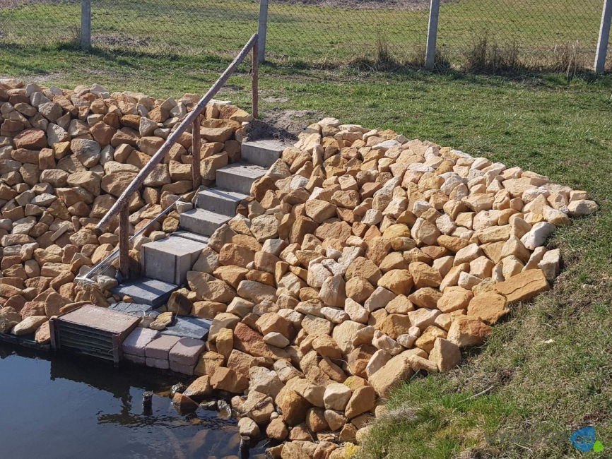 zabezpieczenie skarpy stawu przed rozmywaniem